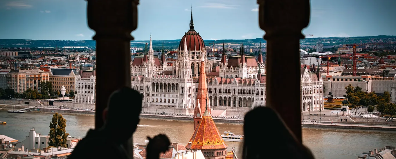 A Parlament a Duna túlpartján, a Halászbástya ívei között