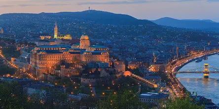 A Budai Vár és a kivilágított város alkonyatkor