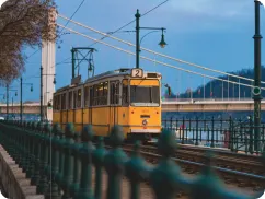 Sárga budapesti villamos a rakparton